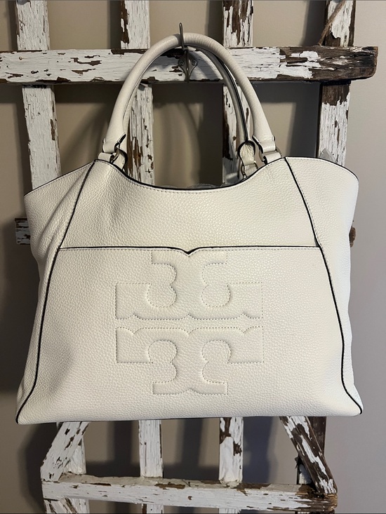 Tory Burch Handbags - Tory Burch White PebbledShoulder Tote with With wallet Bombe T. Rare
